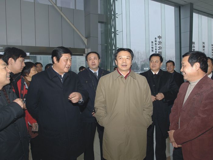 時(shí)任中華全國供銷合作總社黨組書記王君（前排右二）到萬莊集團(tuán)調(diào)研