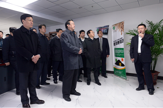 時(shí)任河南省省委書記郭庚茂（前排左二）、省長謝伏瞻（前排左一）蒞臨萬莊集團(tuán)指導(dǎo)工作